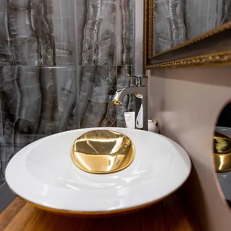 Queen Cattleya Affittacamere Genova